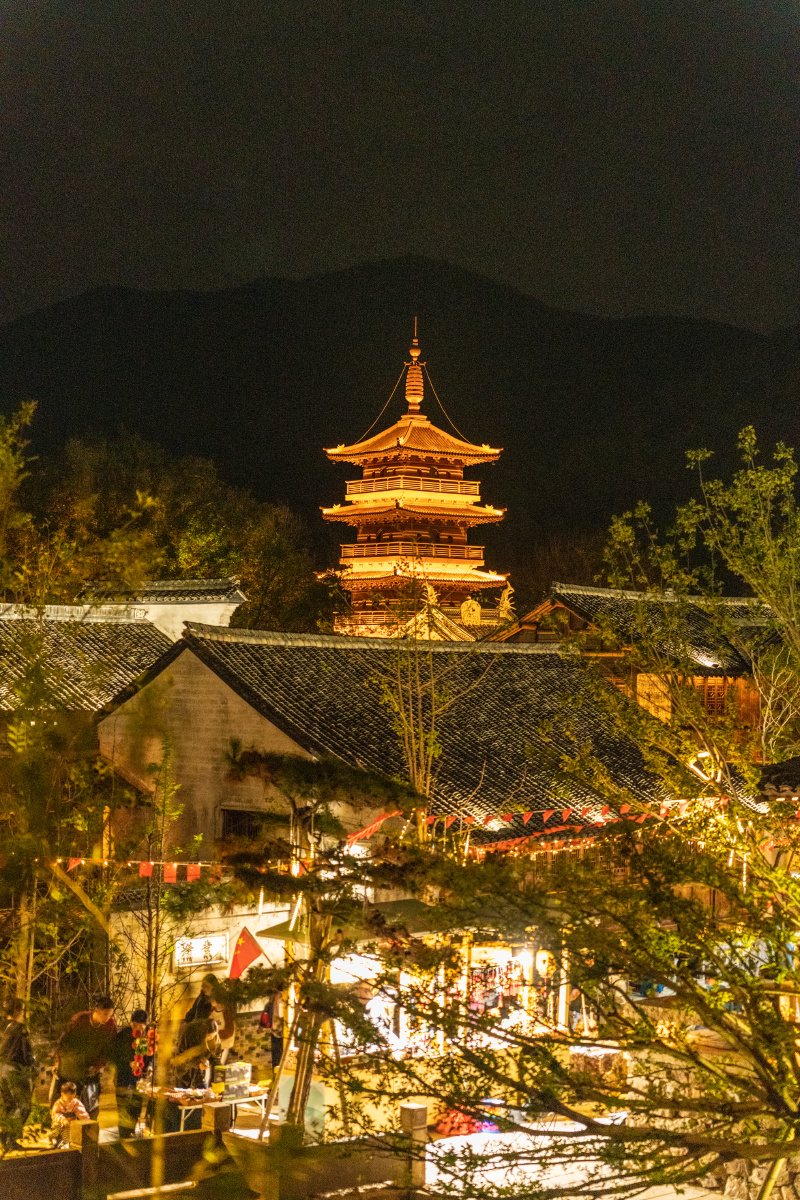 窑湖小镇夜景 · 宜兴｜窑湖小镇的夜景，美得让人心 宜兴实景照片