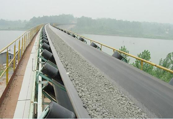 帶式(shi)輸送機工(gong)作中