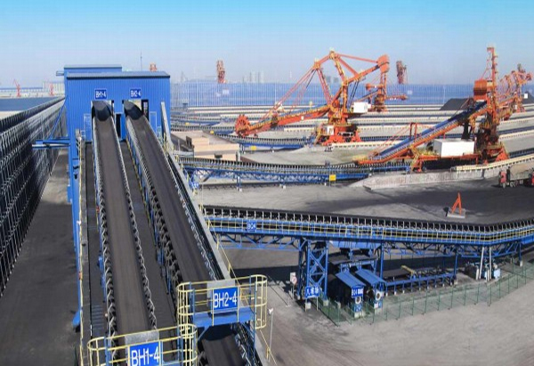 帶式(shi)輸送機工(gong)作中